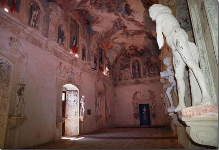Andrea Sirianni nella galleria del Castello Sigismondo Castromediano di Cavallino